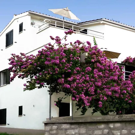 1 Apartment